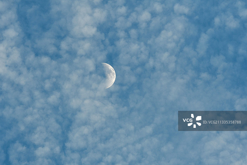 穿越白云的月亮图片素材