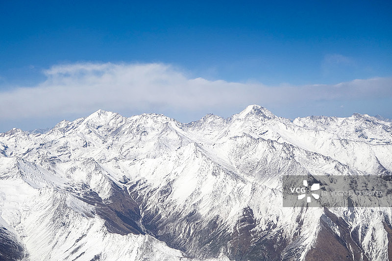 航拍岷山主峰雪宝顶和四根香峰图片素材