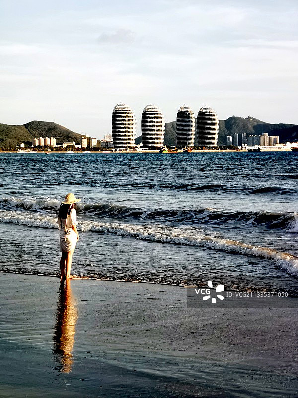 观海（三亚市三亚湾海月广场）图片素材