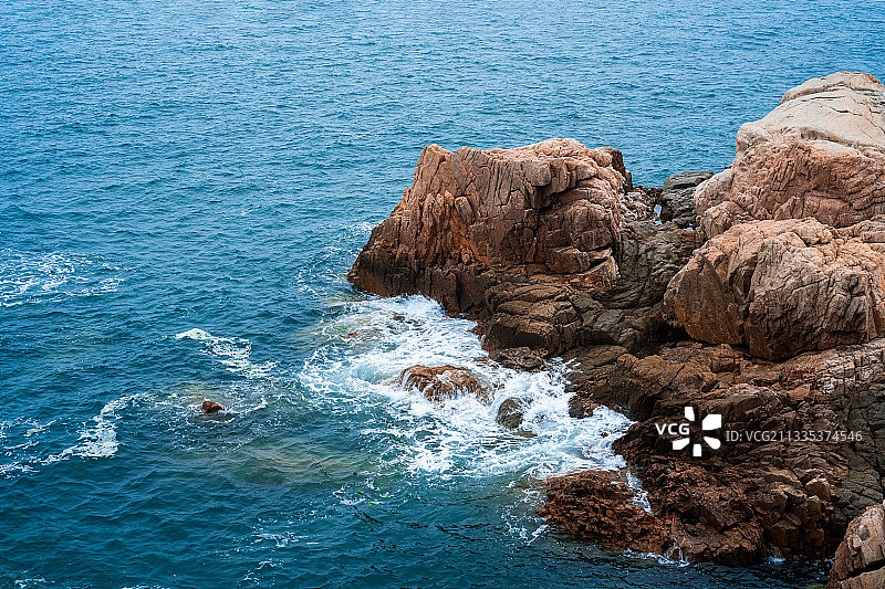 礁石下的海浪波涛汹涌图片素材