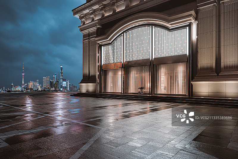 现代建筑广场雨天路面图片素材