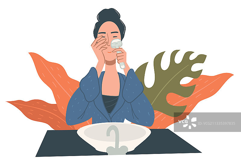 用面部按摩棒进行面部护理的女人图片素材