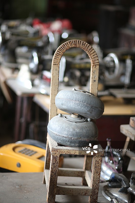 仓库破旧热水壶图片素材