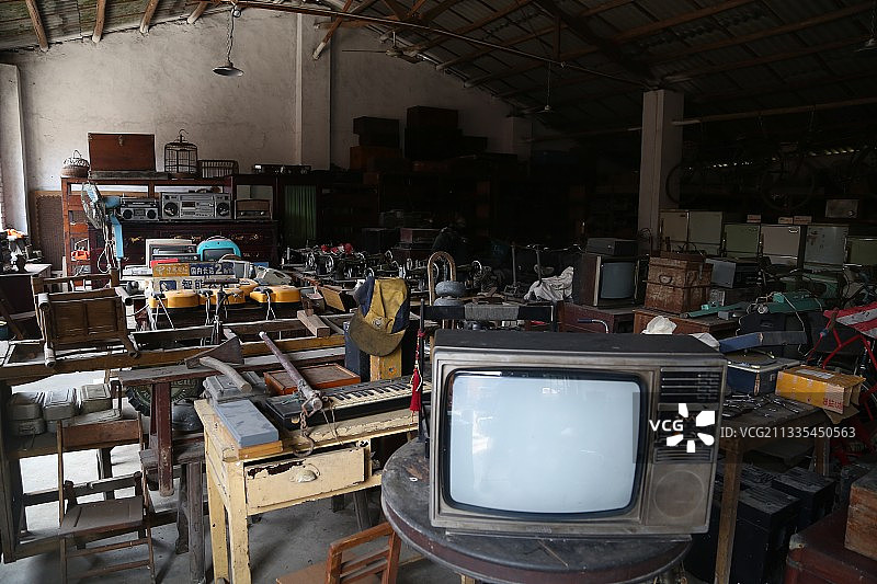 旧仓库黑白电视机图片素材