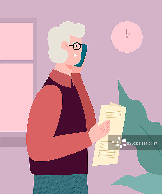 老年男人拿着报纸并在打电话图片素材