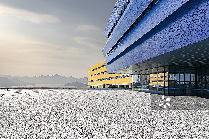 大理石广场上的黄蓝两幢建筑及远处的景色图片素材