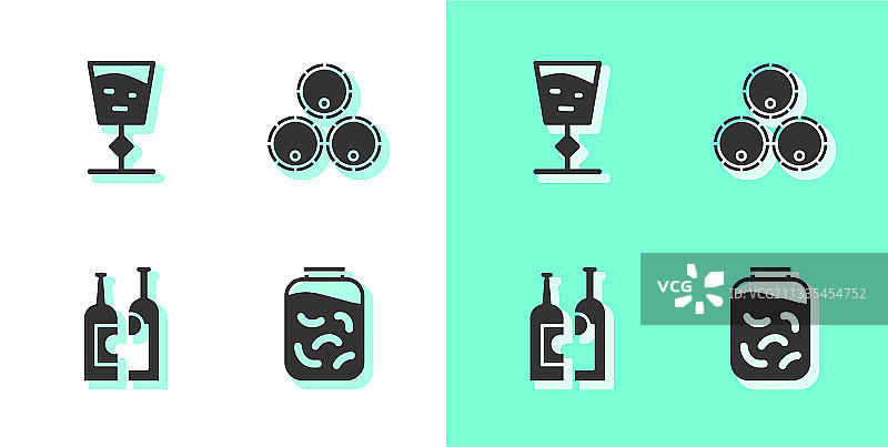 罐装腌黄瓜和葡萄酒杯图片素材