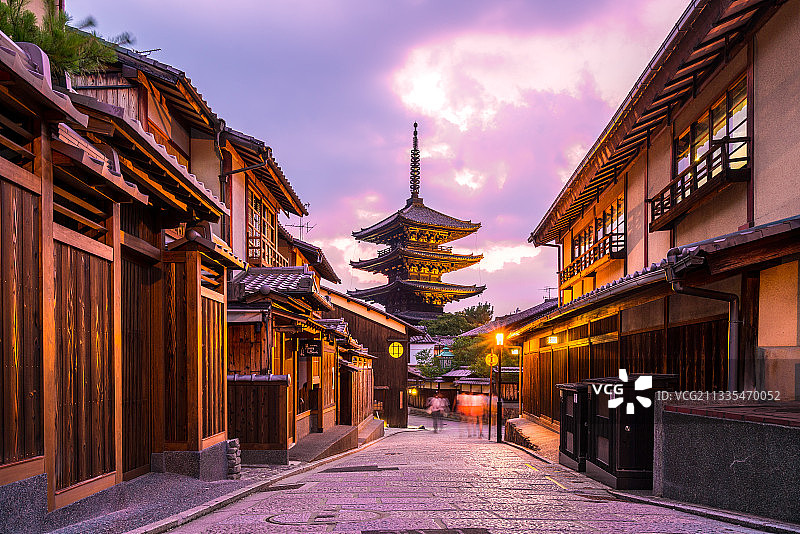 日本京都清水寺五条坂地区的八坂塔夜景图片素材