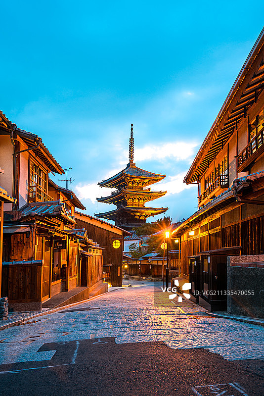 日本京都清水寺五条坂地区的八坂塔夜景图片素材