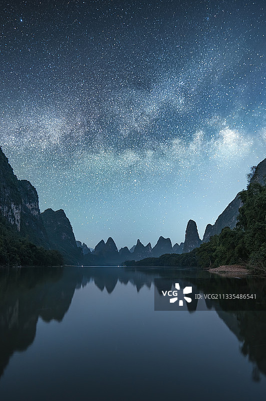 广西桂林市阳朔县漓江下龙风光银河星空图片素材