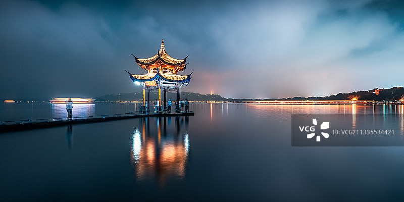 杭州西湖集贤亭，中国风科幻亭子夜晚灯光水面倒影图片素材