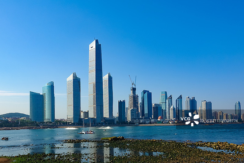 青岛海岸线 青岛市区海边高楼图片素材