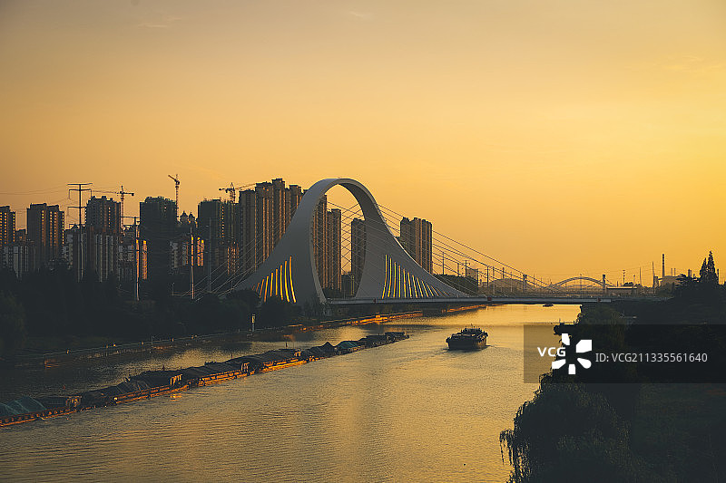 落日下，京杭大运河上的淮安运河大桥图片素材