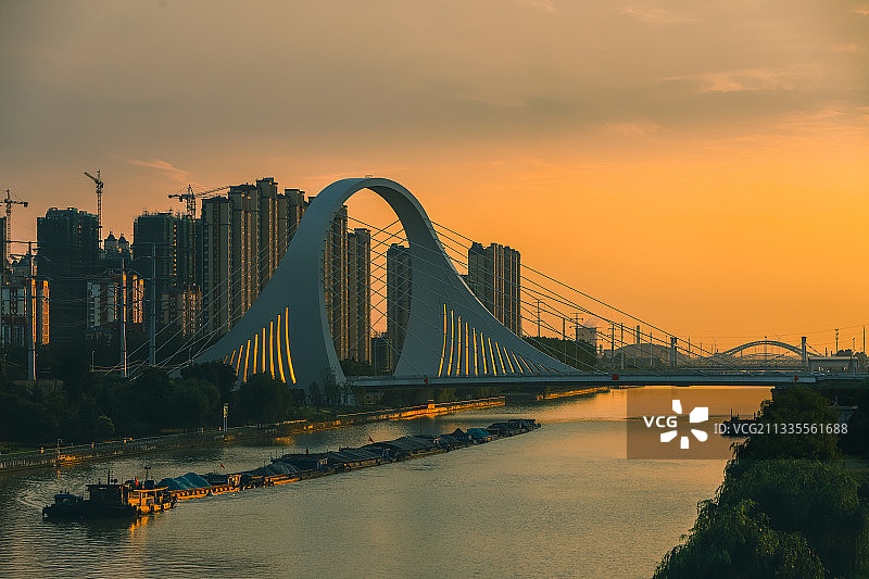 落日下，京杭大运河上的淮安运河大桥图片素材