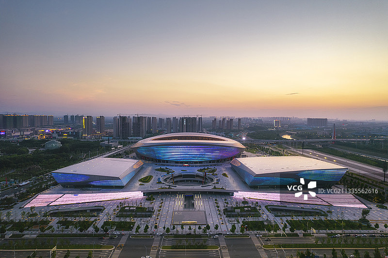 河南郑州中央文化区CCD奥体中心日落时分夜景图片素材
