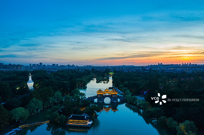 无人机视角下的扬州瘦西湖五亭桥夜景图片素材