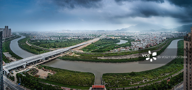 爬楼看雨,每日一场大雨正在接近你图片素材
