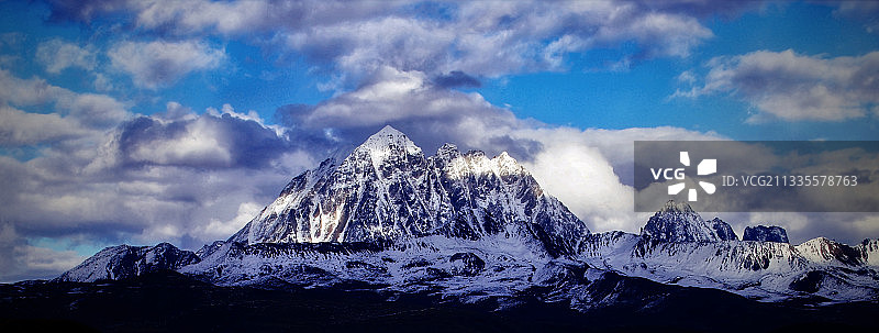 雅拉雪山图片素材