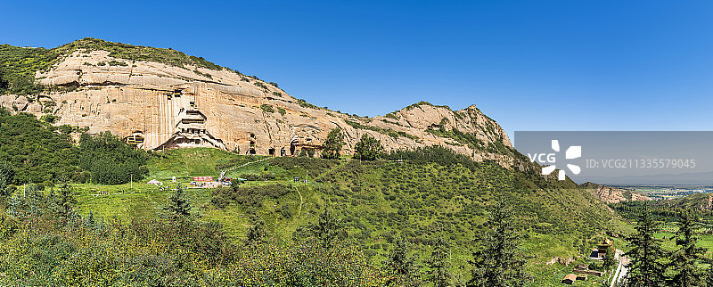 甘肃张掖马蹄寺三十三天石窟全景图片素材