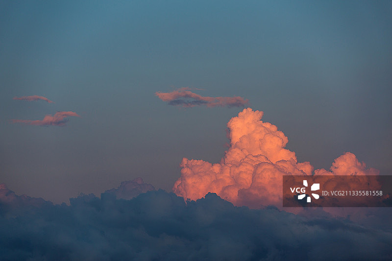 天空中形态独特的云。图片素材