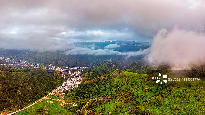 山西省忻州市五台县五台山风景名胜区台怀镇的雨后风光航拍全景图片素材