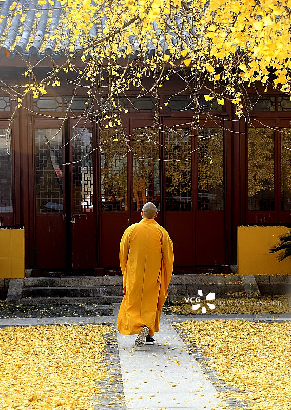 僧人的背影图片素材