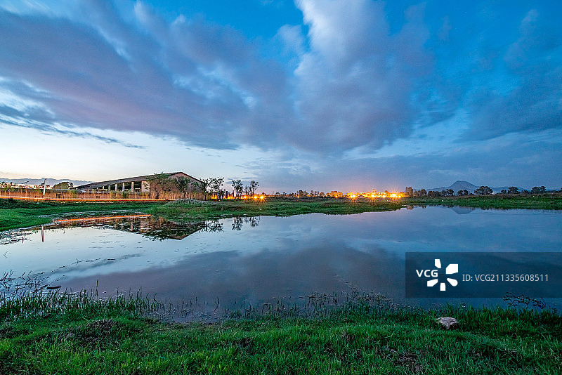 云南昆明星耀水乡夜色一景图片素材