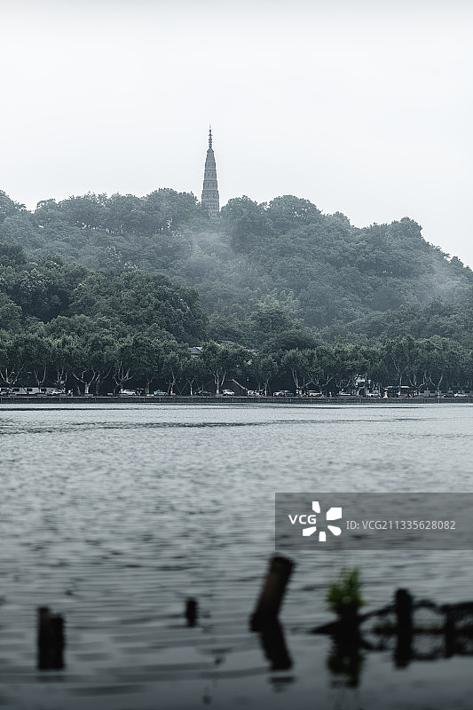 西湖宝石塔水面雾气缭绕丛林梦幻平和静谧画卷图片素材