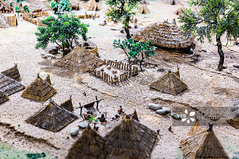 甘肃省博物馆中展示出来的石器时代原始部落建筑模型图片素材
