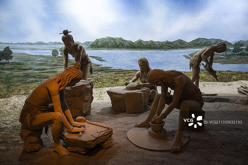 甘肃省博物馆中展示出来的原始人生活场景图片素材