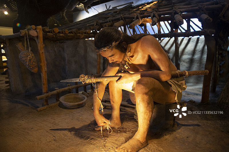 甘肃省博物馆中展示出来的原始人生活场景图片素材