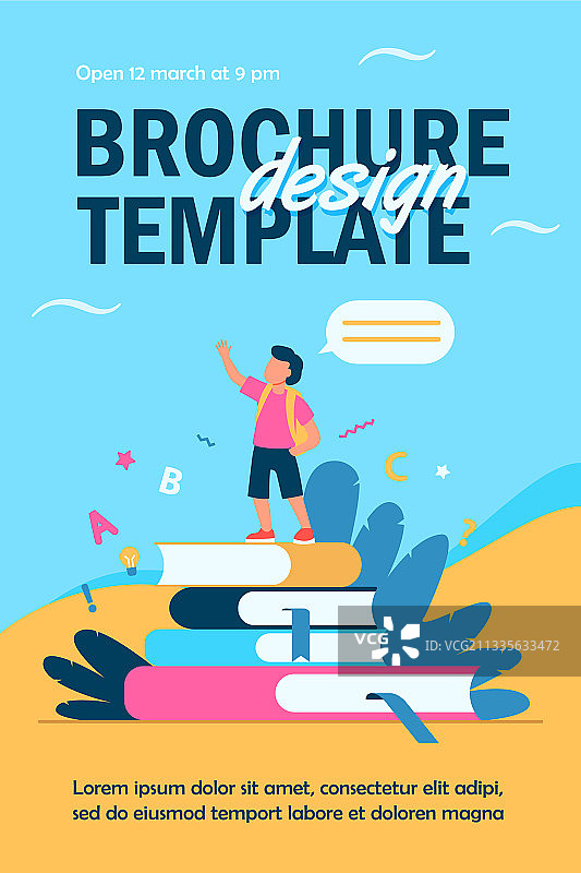 站在堆叠书籍上的男学生图片素材