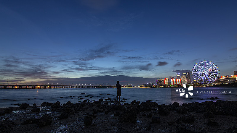 静静的看着你发光图片素材