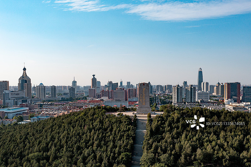 济南英雄山顶革命烈士纪念碑处城市天际线图片素材