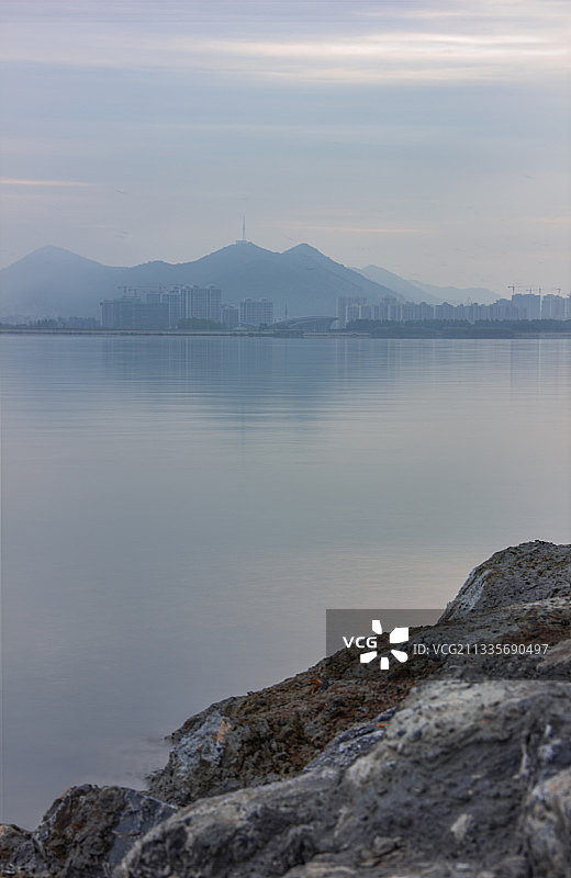 平静的，日出，巢湖，岸边，青山如黛图片素材