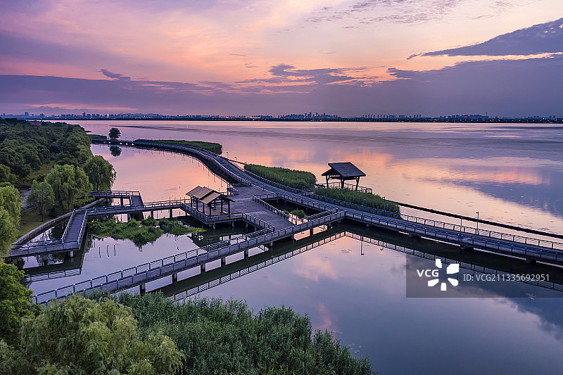 傍晚时分的苏州园区阳澄湖水上自行车道图片素材