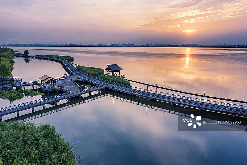 傍晚时分的苏州园区阳澄湖水上自行车道图片素材