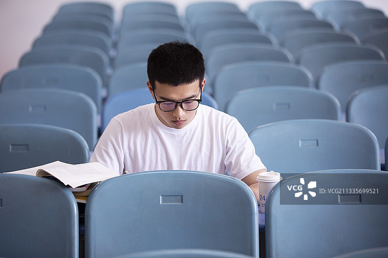 男大学生在教室学习图片素材