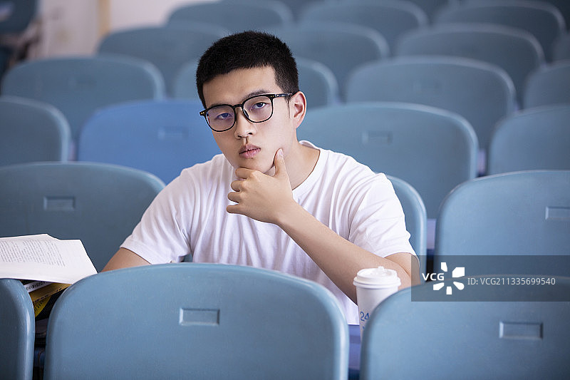 男大学生在教室学习图片素材