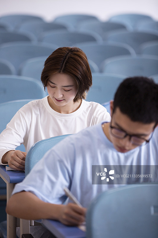 大学生在教室学习图片素材