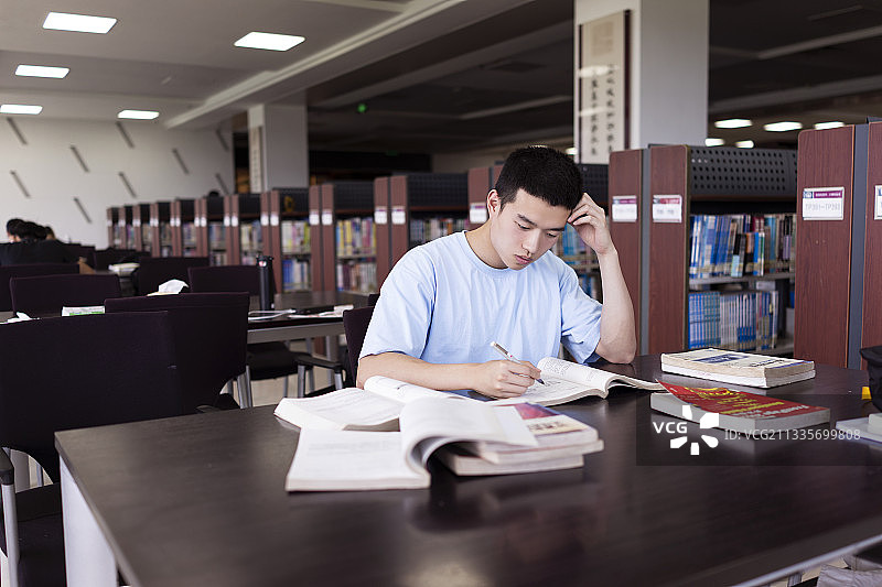 男大学生在图书馆学习图片素材