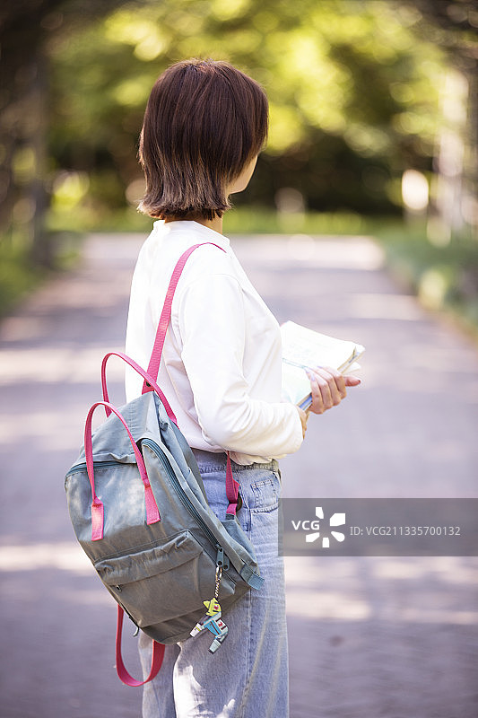 大学校园里的女大学生图片素材