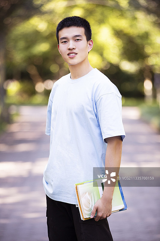 大学校园里的男大学生图片素材