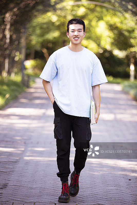 大学校园里的男大学生图片素材