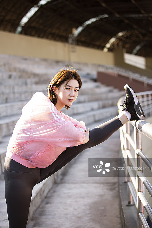 体育场看台健身运动的年轻女子图片素材