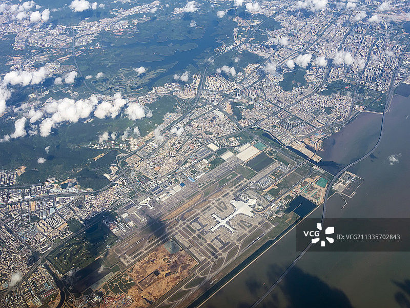 高空飞越航拍深圳宝安国际机场及宝安区图片素材