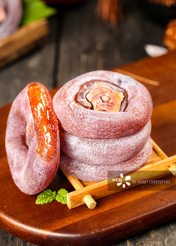 木底上摆放着杭子饼图片素材