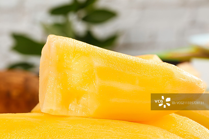 碟子里放着雪莲薯图片素材