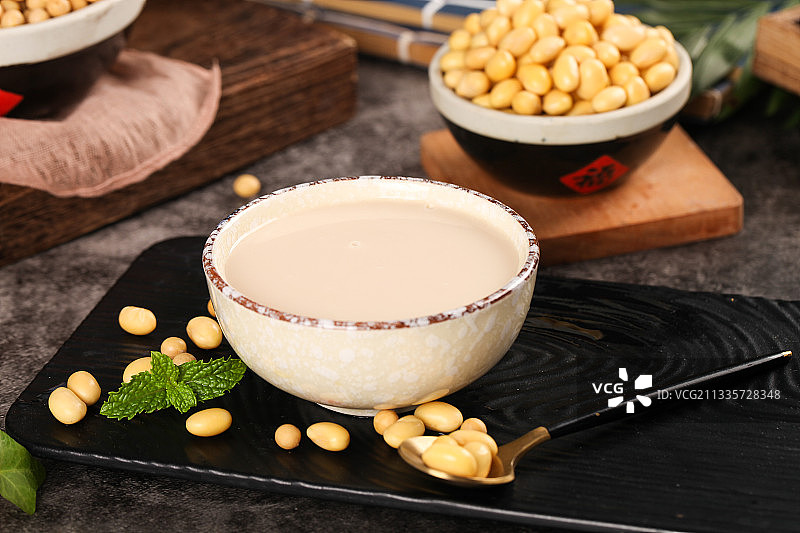 木底上放着一碗豆浆图片素材