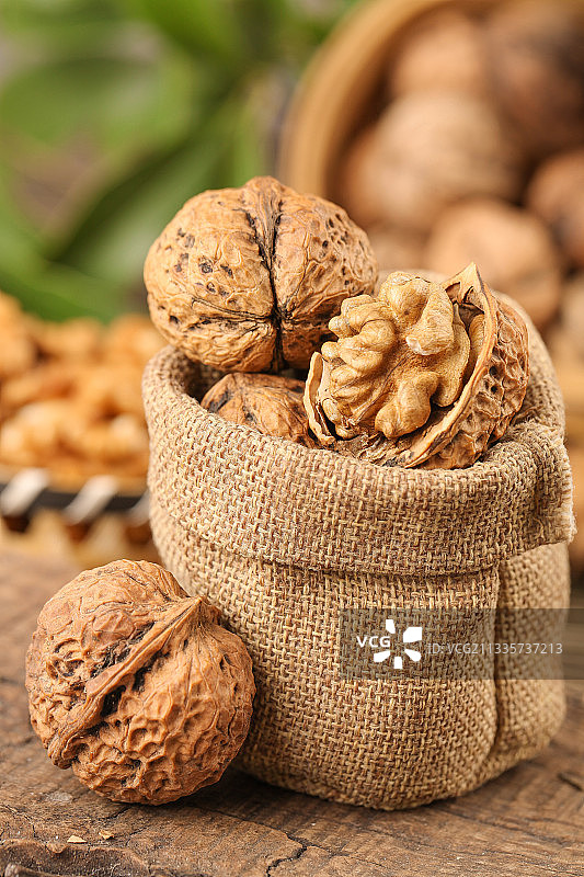 袋子里装着核桃图片素材